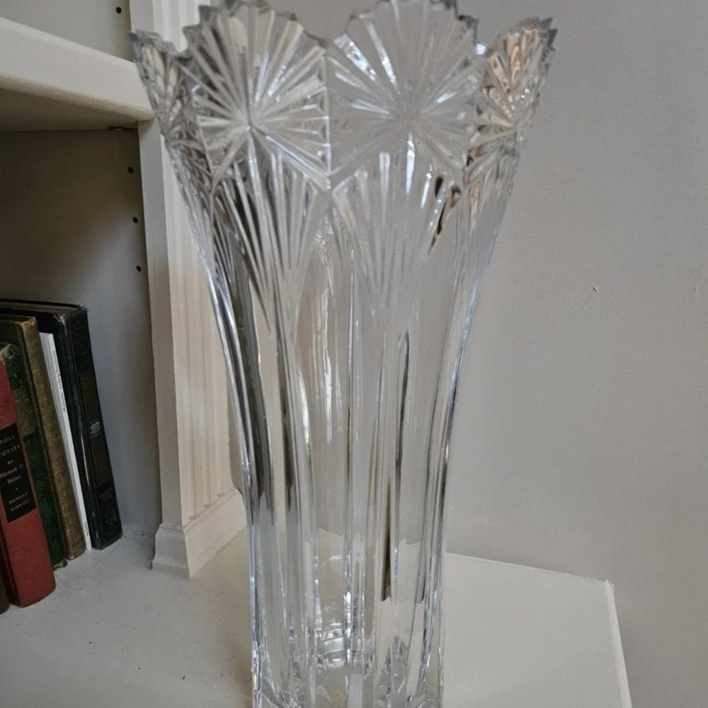 VTG 90’s MIKASA “DUCHESS“ Flair 14”Vase Lead Crystal shark teeth edges Like New